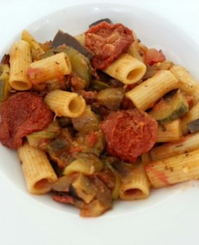 Penne rigate con berenjenas y albahaca
