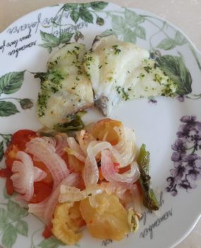 Pescado al horno con cama de verdura