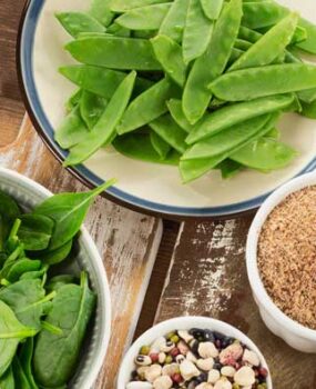 Quizás te preguntes cómo encontrar una buena nutricionista ya que hay tantas ofreciendo sus servicios y es normal que quieras asegurarte de elegir bien, ya que es la salud, lo que ponemos en sus manos, por ello tenemos que encontrar la que disponga de la mejor preparación y experiencia. Para elegir bien te vamos a dar las claves para que tengas en cuenta los factores que debe reunir la mejor nutricionista en Algemesi. Lo primero que hará una buena nutricionista es empezar por hacer un examen antropométrico y una valoración nutricional. ¿En qué consiste el examen antropométrico? El examen antropométrico permite evaluar el estado nutricional por medio de anotar el peso, talla, medición de perímetros, pliegues cutáneos e IMC (índice de masa corporal). Este análisis, ayudará a la nutricionista a valorar el estado físico, el posible riesgo de enfermedades cardiovasculares debidas a la obesidad y los parámetros que indican el nivel de grasa corporal, carencias en nivel de líquidos y porcentaje de masa muscular. Esta evaluación le permitirá hacer un plan alimenticio adaptado a las circunstancias de cada persona. Realización de un plan de dieta personalizado Cada persona tiene una necesidades nutricionales particulares, por lo que las dietas tipo que circulan por todas partes y especialmente en las redes, dietas milagro que prometen perder peso en poco tiempo, son ganchos en los que muchos caen, pero que no consiguen resultados a largo plazo. Es por ello que la mejor nutricionista en Algemesi, te confeccionará una dieta adaptada a tus circunstancias y gustos personales para que no solo pierdas peso, sino que te ayudará a crear hábitos alimenticios saludables que logren un bienestar a largo plazo, logrando no solo la pérdida de peso, sino un mejor estado de salud. En estos tiempos en los que cada vez más personas sufren intolerancias y alergias alimenticias, confeccionará los menús, teniendo en cuenta todos estos factores, evitando aquellos alimentos que contengan alérgenos o intolerancias que afecten a cada persona. Estos planes personalizados se realizan para cubrir todas las distintas necesidades para cada caso. Niños Adolescentes Ancianos Deportistas Menopausia Cada etapa de la vida de una persona, conlleva unas necesidades nutricionales particulares que la mejor nutricionista podrá satisfacer. Dietas online Hoy en día, gracias al acceso a través de internet, podemos encontrar la mejor nutricionista en Algemesi, que te va a ofrecer todos los servicios y ventajas como: Fácil acceso desde casa, sin tener que hacer desplazamientos. Asesoramiento diario por parte de tu dietista. Acceso a través de la web a tus recetas personalizadas, para que las tengas siempre a mano. Ahorrarás tiempo y dinero. Puedes acceder a la mejor nutricionista desde cualquier lugar. Ideal para personas con movilidad reducida, muy ocupadas o confinadas. Experiencias y opiniones A todos nos gusta ver los buenos resultados obtenidos por estos profesionales, con lo que es bastante útil poder ver los distintos testimonios de las personas que han pasado por la consulta de nutrición y ya han obtenido sus buenos resultados.